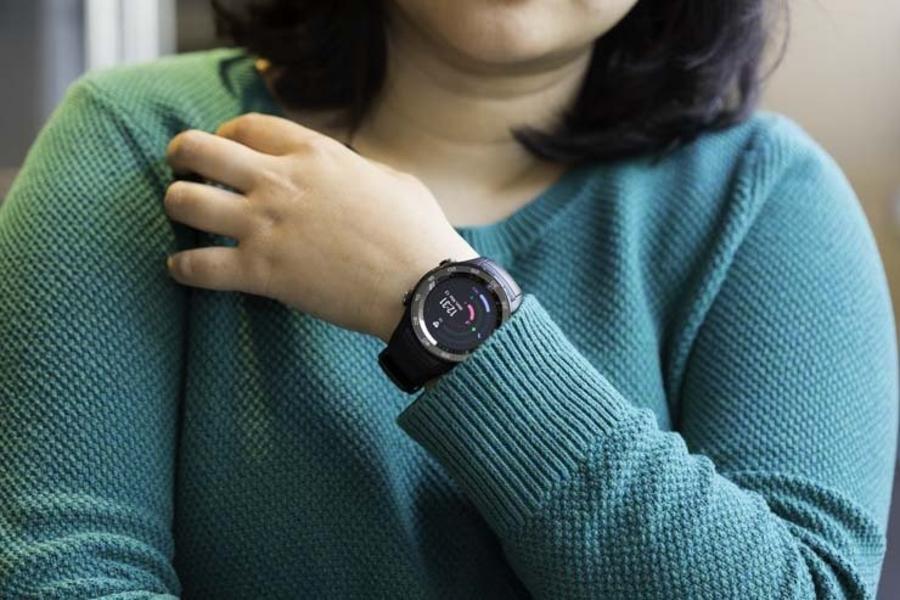 Huawei часы 2024. Черные часы женские на руке. Часы хонор на женской руке. Часы 46 мм на женской руке. Honor watch 4 на руке.